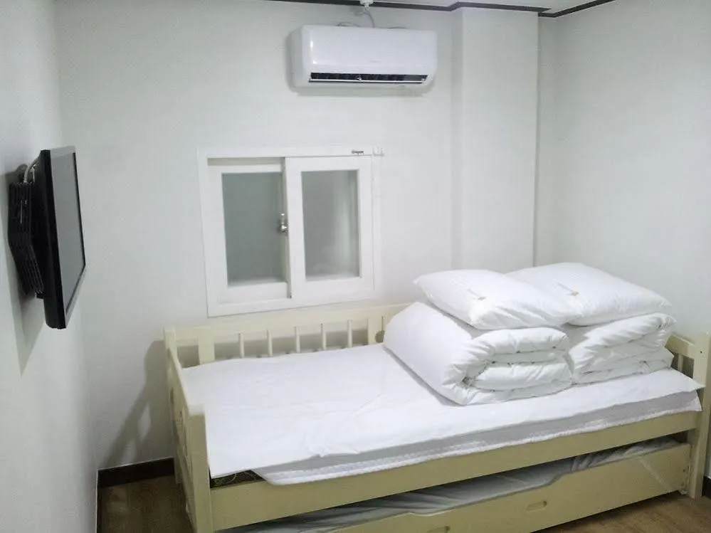 24 Guesthouse Sinchon Hongdae Seoul 2*,  South Korea